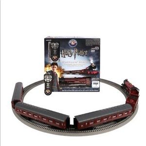 FLASH SALE 🚂Lionel Harry Potter Hogwarts Express LionChief Train Set (6-83620)
